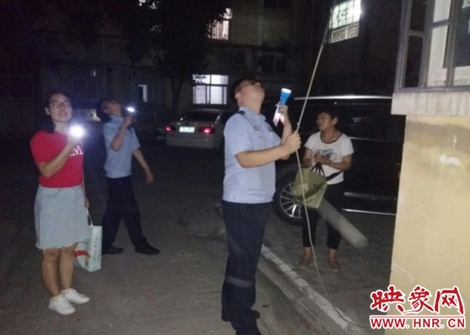 鞏義市新華路街道夜查電動(dòng)車違規(guī)充電行為